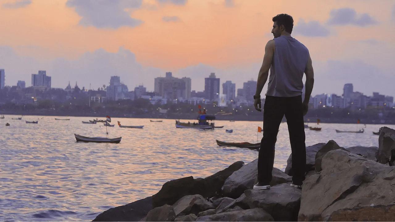 A still from 'Teen Kauwe' on Prime Video.