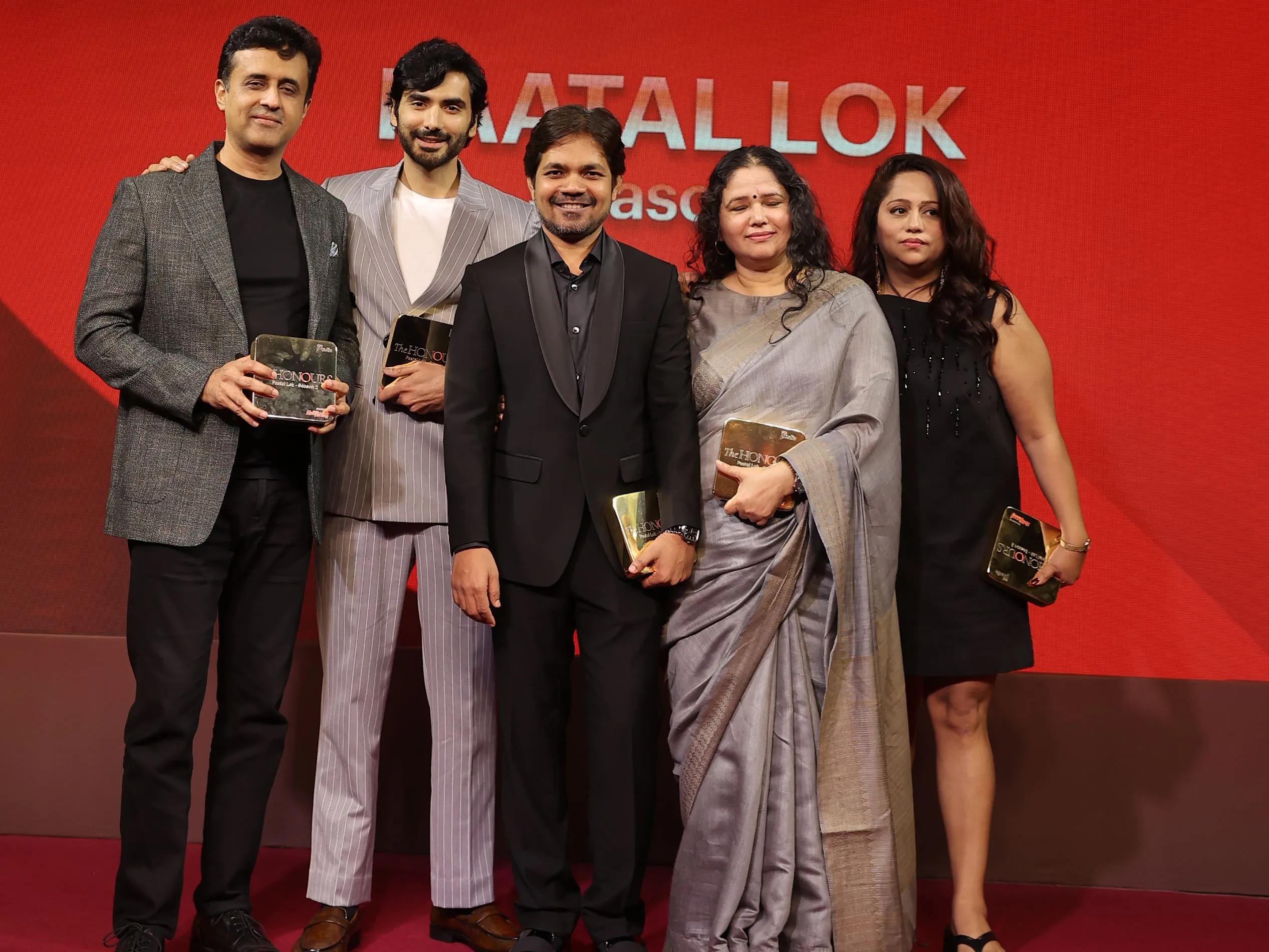 Imtiaz Ali presents The Honours award to team 'Paatal Lok' Season 2 on stage