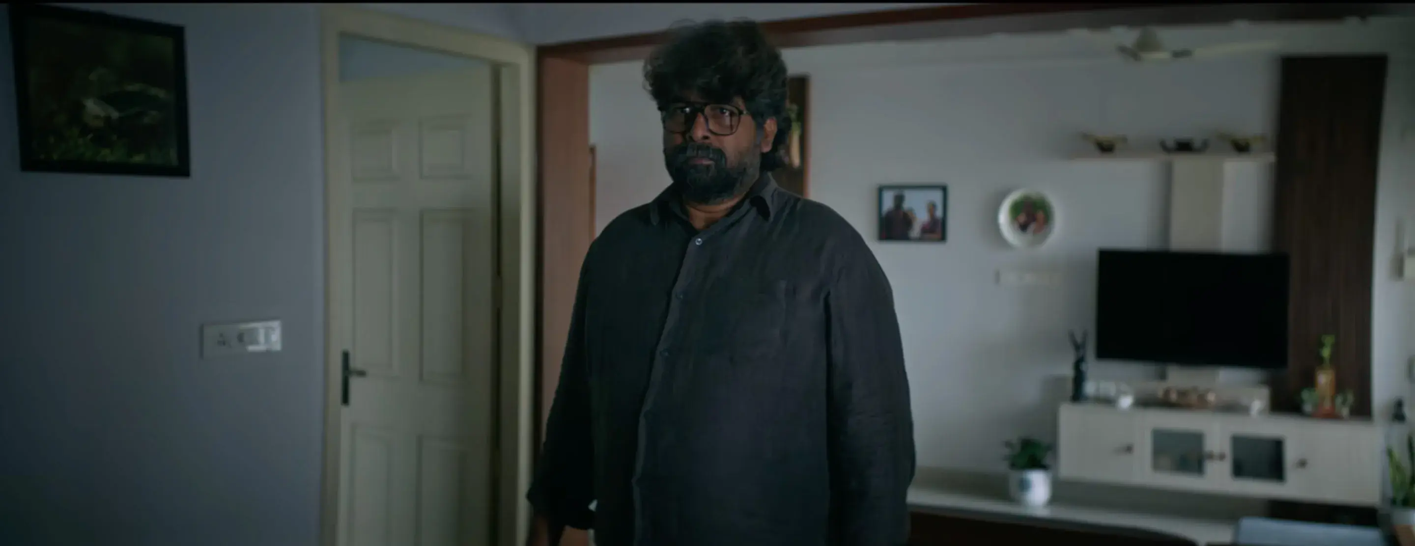 A still from 'Valathu Vashathe Kallan'